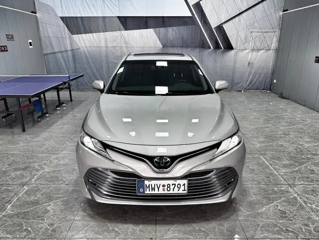 2018 Toyota Camry thumbnail 2