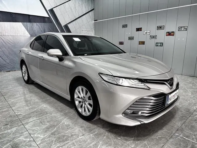 2018 Toyota Camry thumbnail 3