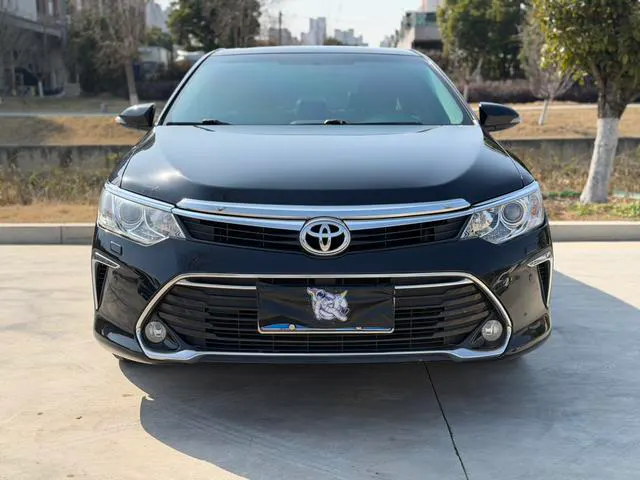 2016 Toyota Camry thumbnail 2