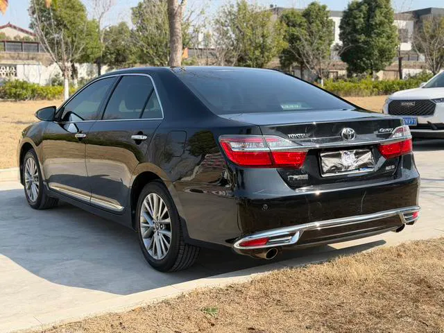 2016 Toyota Camry thumbnail 3