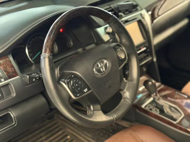 2016 Toyota Camry thumbnail 5