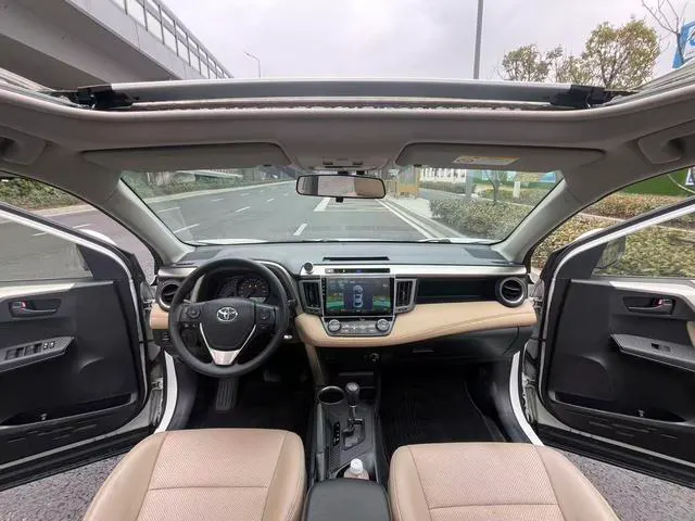 2016 Toyota RAV4 thumbnail 4