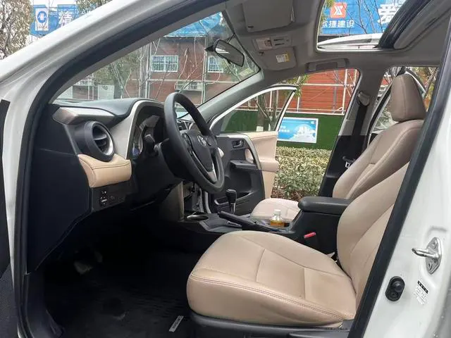 2016 Toyota RAV4 thumbnail 5