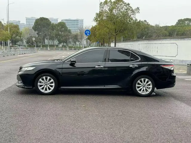 2019 Toyota Camry thumbnail 3