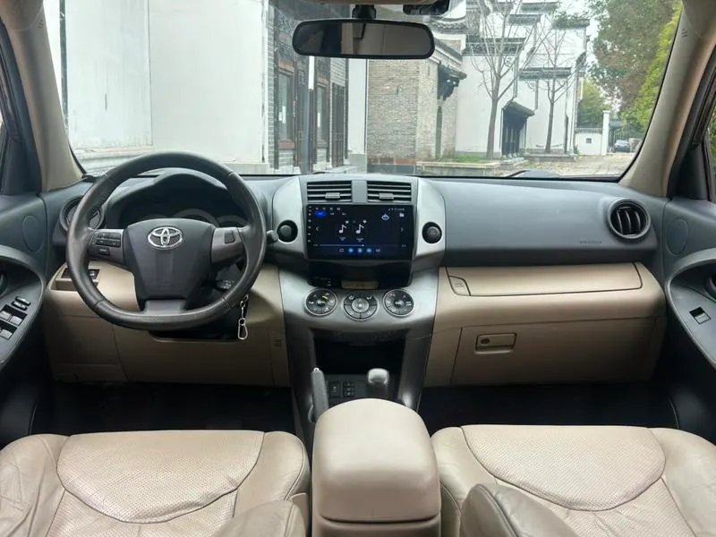2013 Toyota RAV4 thumbnail 4