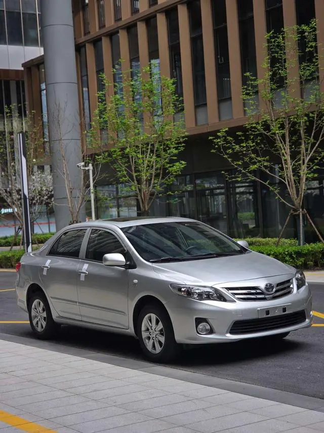 2013 Toyota Corolla thumbnail 2
