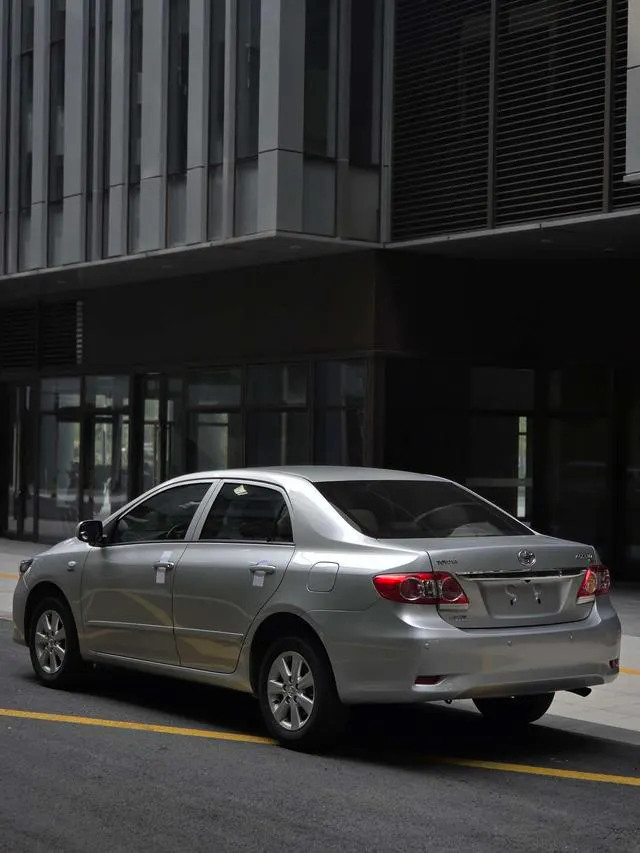 2013 Toyota Corolla thumbnail 3