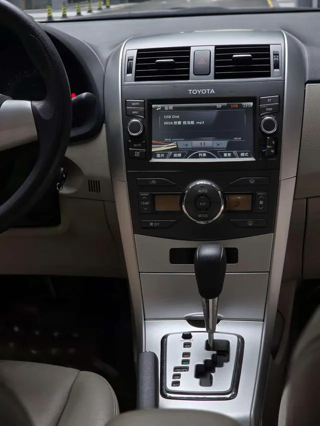2013 Toyota Corolla thumbnail 4