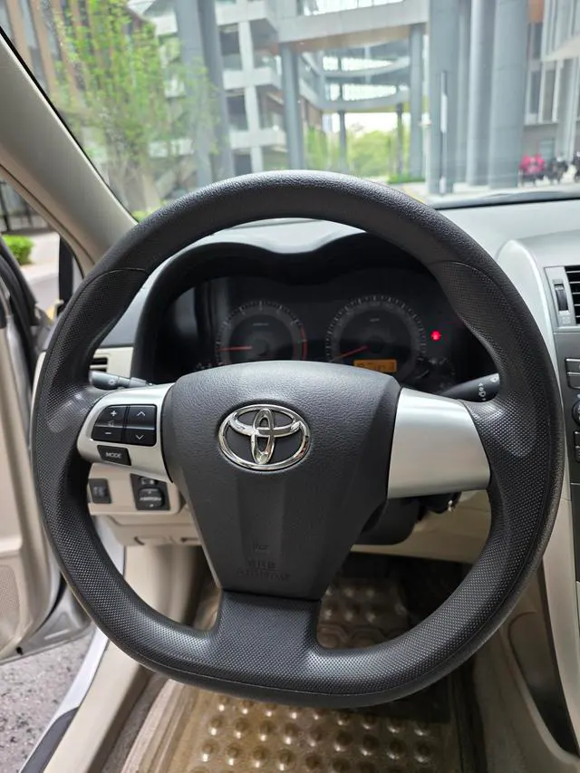 2013 Toyota Corolla thumbnail 5