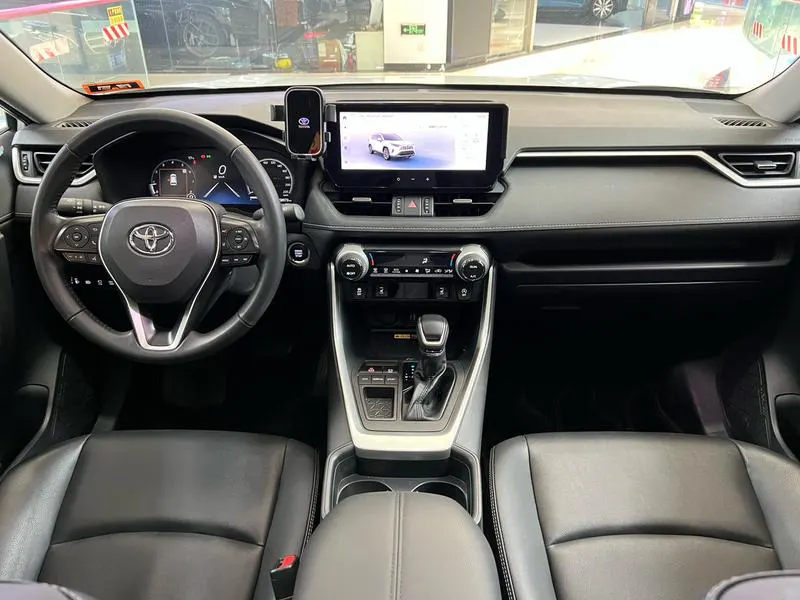 2023 Toyota RAV4 thumbnail 4