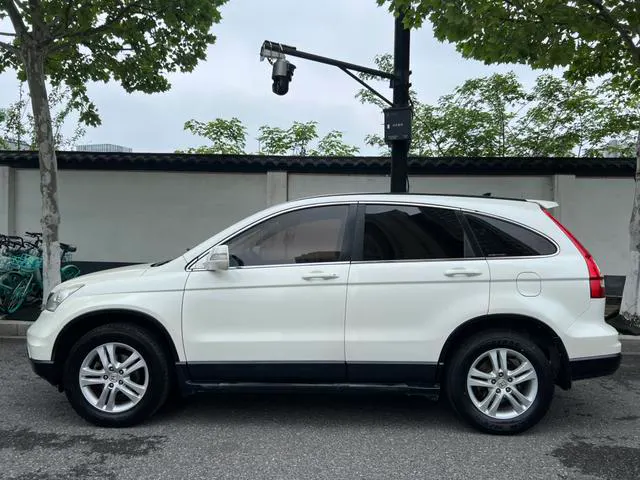 2010 Honda CR-V thumbnail 3