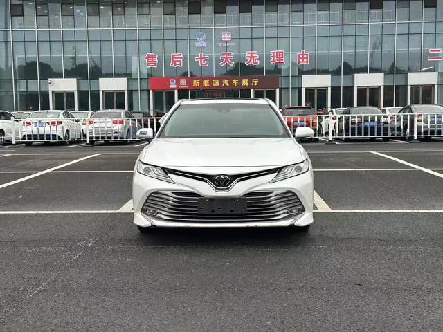 2019 Toyota Camry thumbnail 2