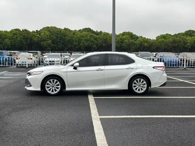 2019 Toyota Camry thumbnail 3