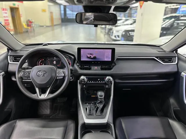2023 Toyota RAV4 thumbnail 4