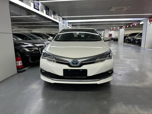 2016 Toyota Corolla Hybrid thumbnail 2