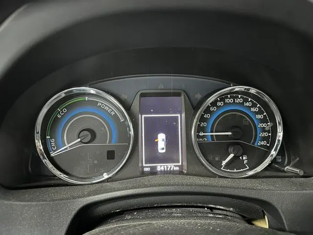 2016 Toyota Corolla Hybrid thumbnail 4