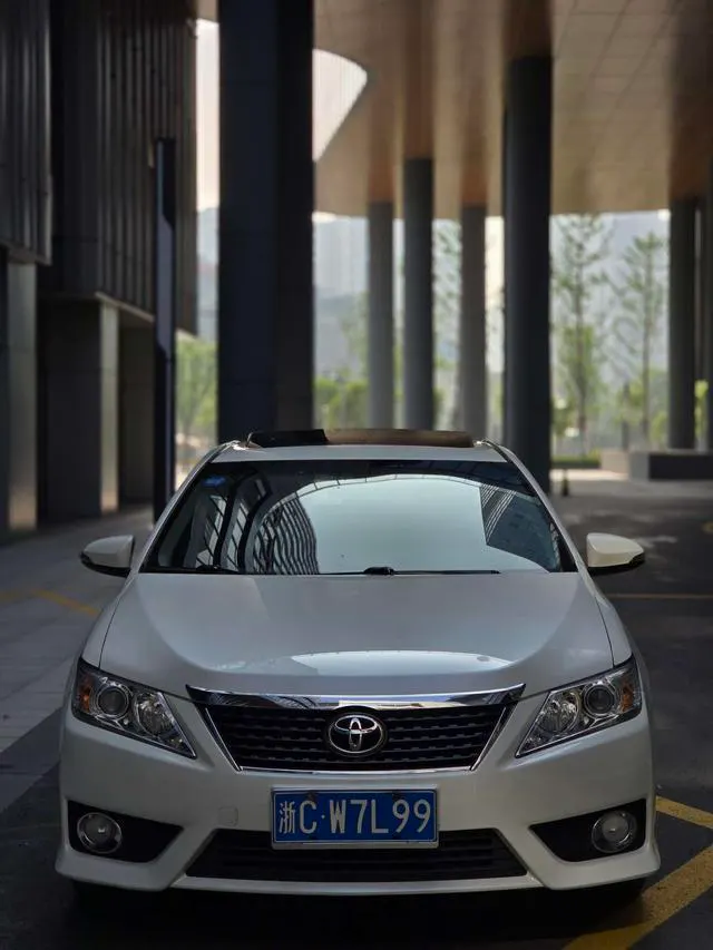 2012 Toyota Camry thumbnail 2