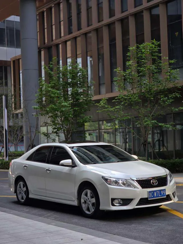 2012 Toyota Camry thumbnail 3