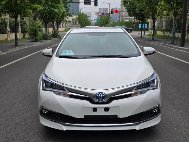 2017 Toyota Corolla Hybrid thumbnail 2