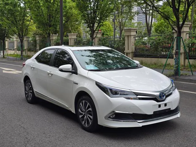 2017 Toyota Corolla Hybrid thumbnail 3