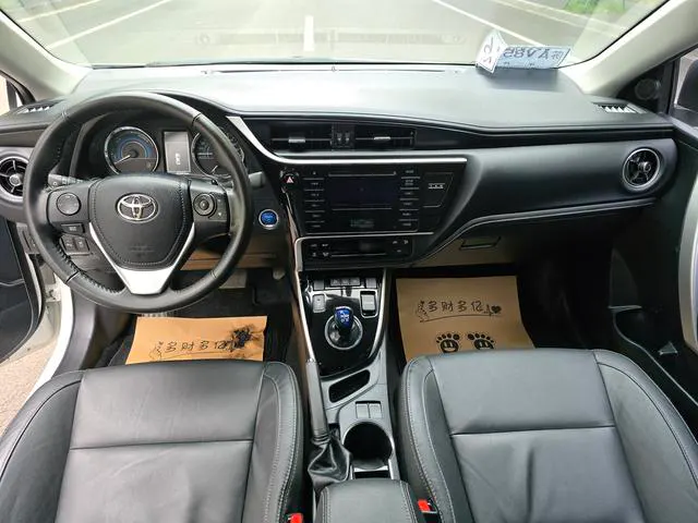 2017 Toyota Corolla Hybrid thumbnail 4