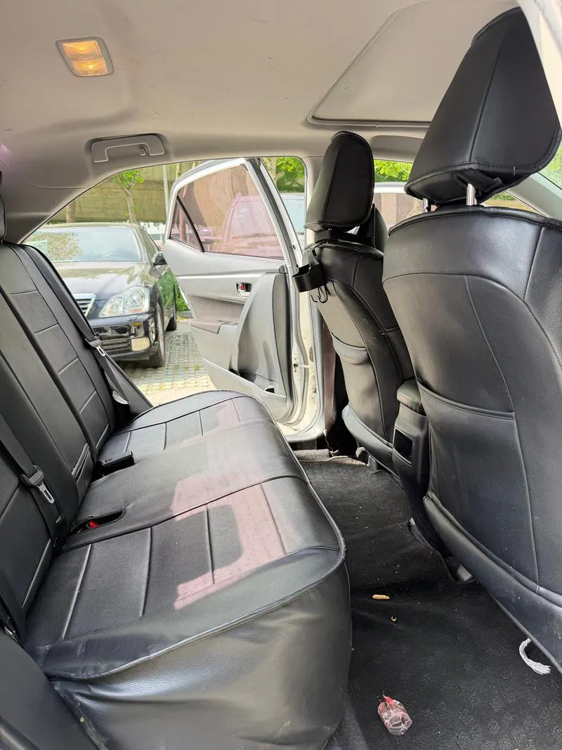 2017 Toyota Corolla thumbnail 5