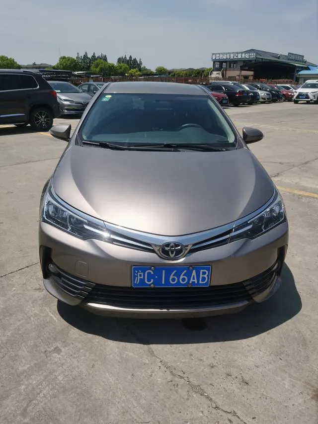 2017 Toyota Corolla thumbnail 2