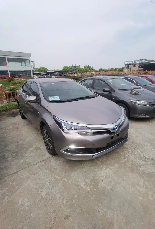 2017 Toyota Corolla thumbnail 3