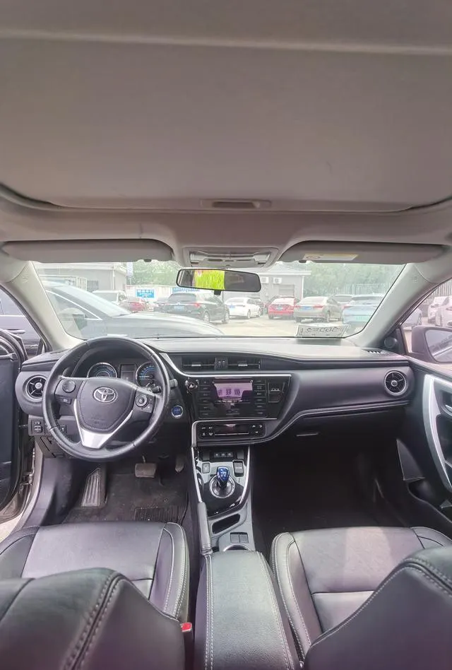 2017 Toyota Corolla thumbnail 4