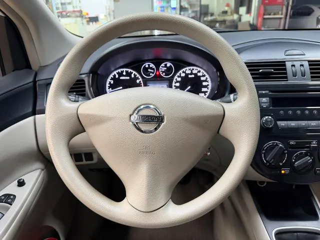 2011 Nissan Tiida thumbnail 5