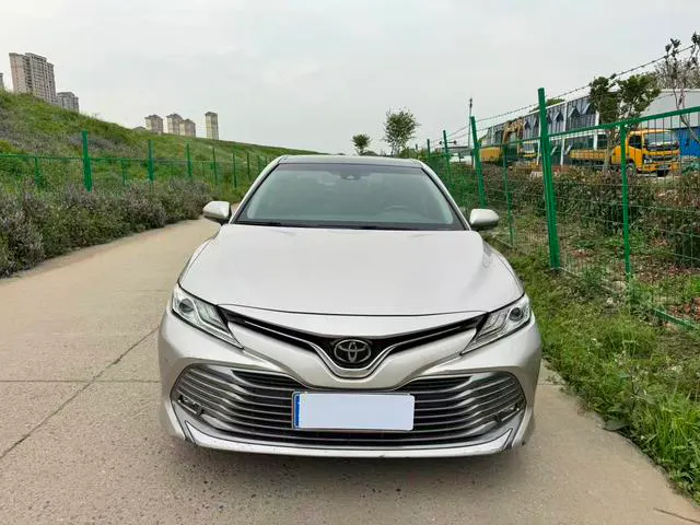2018 Toyota Camry thumbnail 2