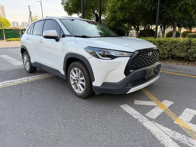 2023 Toyota Corolla Cross thumbnail 3