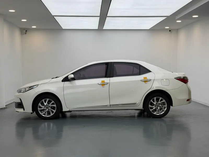 2017 Toyota Corolla thumbnail 5