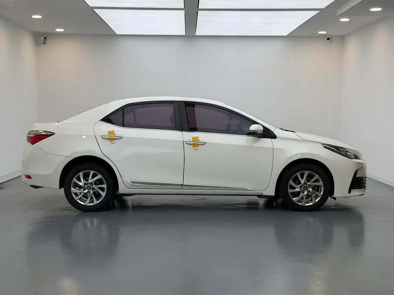 2017 Toyota Corolla thumbnail 9