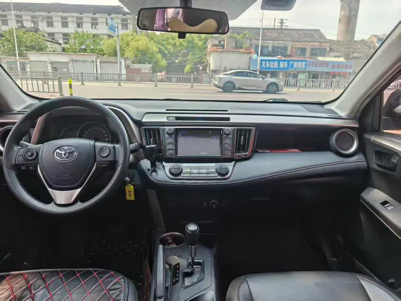 2016 Toyota RAV4 thumbnail 4