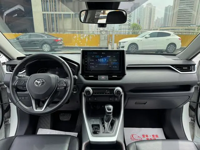 2020 Toyota RAV4 thumbnail 4