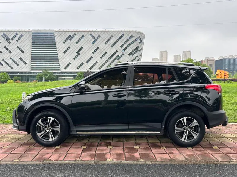 2015 Toyota RAV4 thumbnail 3