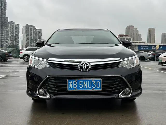 2016 Toyota Camry thumbnail 2