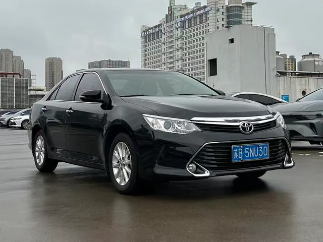 2016 Toyota Camry thumbnail 3
