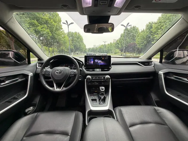 2024 Toyota RAV4 thumbnail 4
