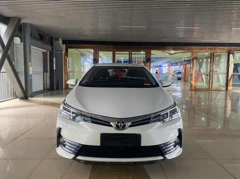 2017 Toyota Corolla thumbnail 2