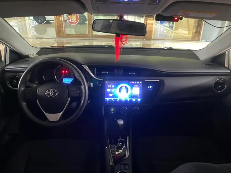 2017 Toyota Corolla thumbnail 4