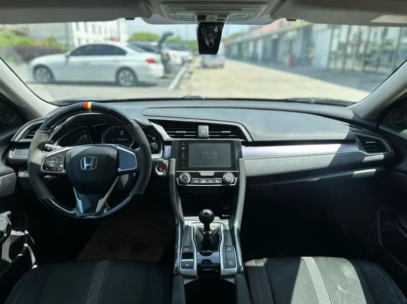 2016 Honda Civic thumbnail 4