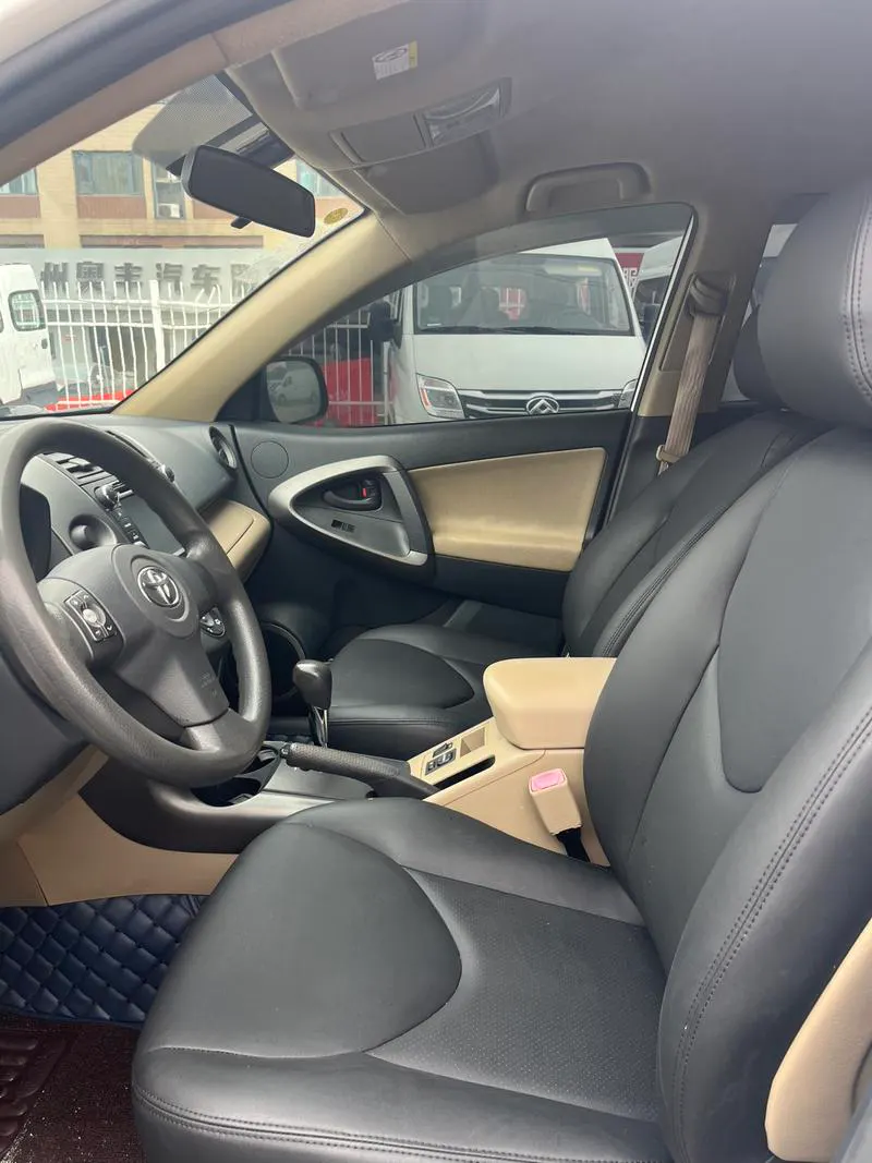 2013 Toyota RAV4 thumbnail 4