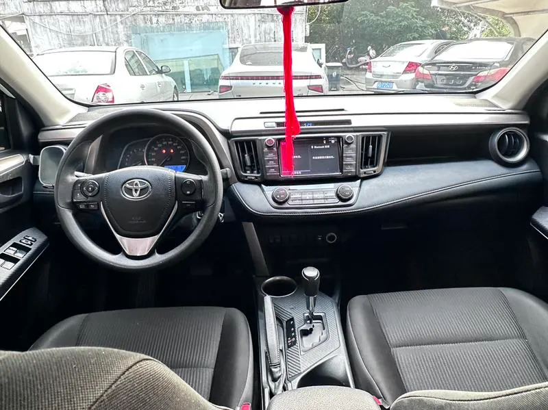 2015 Toyota RAV4 thumbnail 4