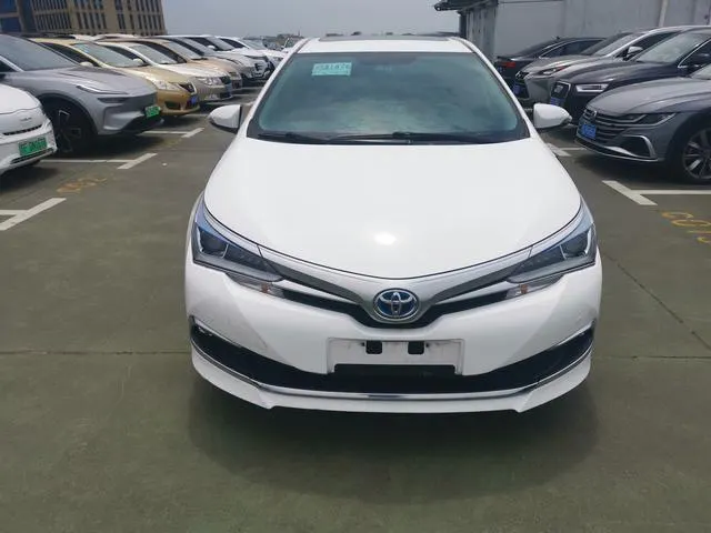 2016 Toyota Corolla Hybrid thumbnail 2