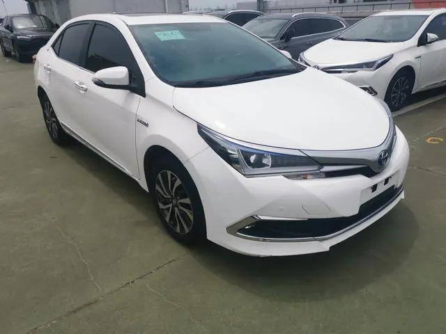 2016 Toyota Corolla Hybrid thumbnail 3
