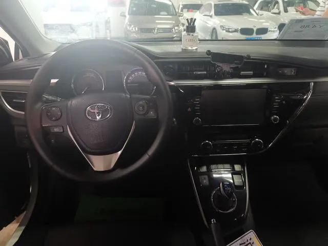 2016 Toyota Corolla Hybrid thumbnail 4