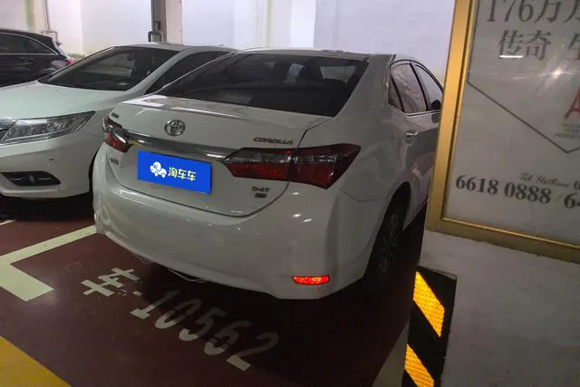 2017 Toyota Corolla thumbnail 3