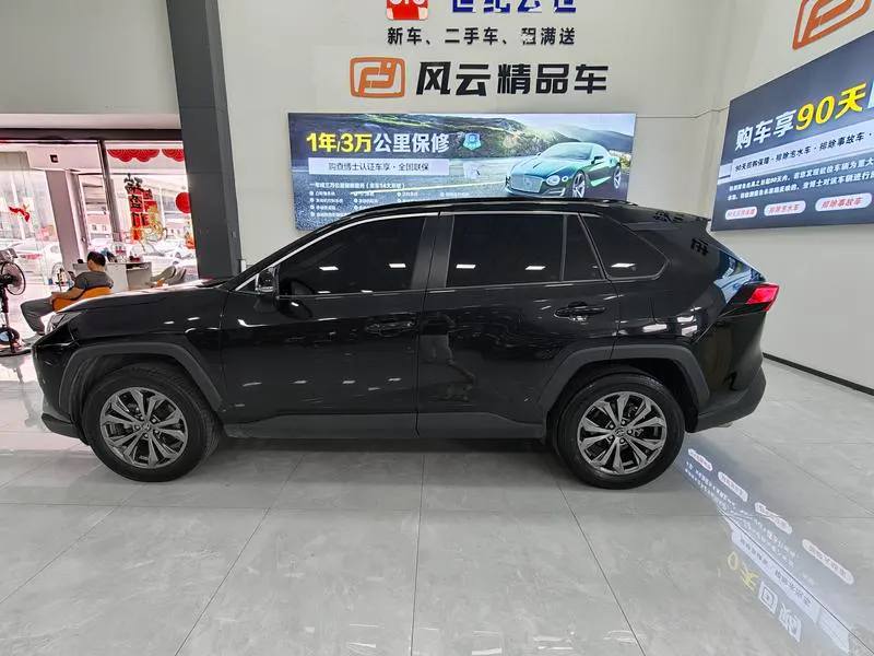 2023 Toyota RAV4 thumbnail 3